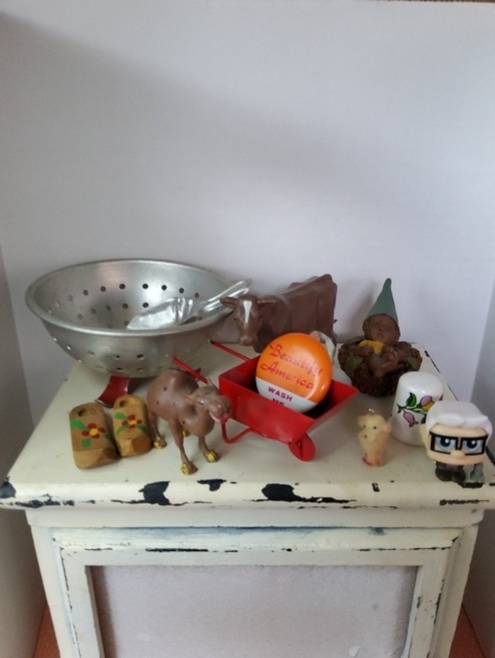 Vintage Small Items Shelf Sitters.